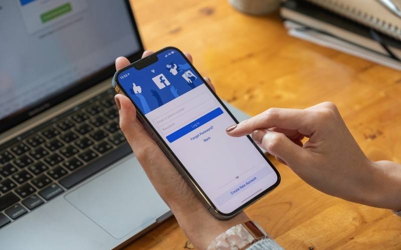 Facebook App on Phone, Online Scam